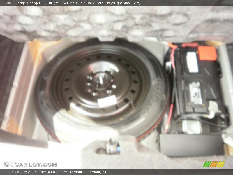 Bright Silver Metallic / Dark Slate Gray/Light Slate Gray 2006 Dodge Charger SE
