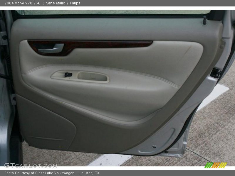 Silver Metallic / Taupe 2004 Volvo V70 2.4