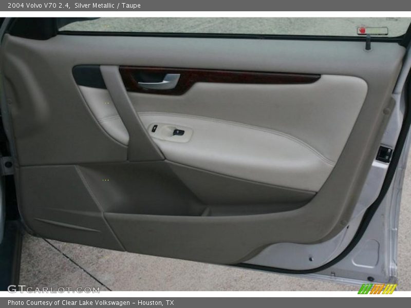 Silver Metallic / Taupe 2004 Volvo V70 2.4