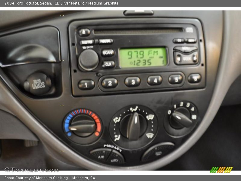 CD Silver Metallic / Medium Graphite 2004 Ford Focus SE Sedan