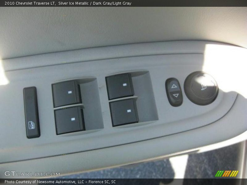 Silver Ice Metallic / Dark Gray/Light Gray 2010 Chevrolet Traverse LT