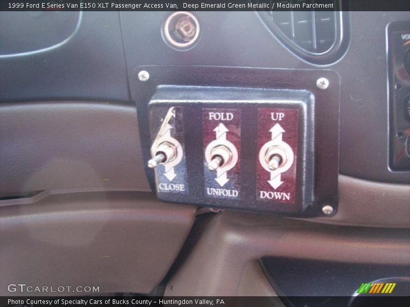Deep Emerald Green Metallic / Medium Parchment 1999 Ford E Series Van E150 XLT Passenger Access Van