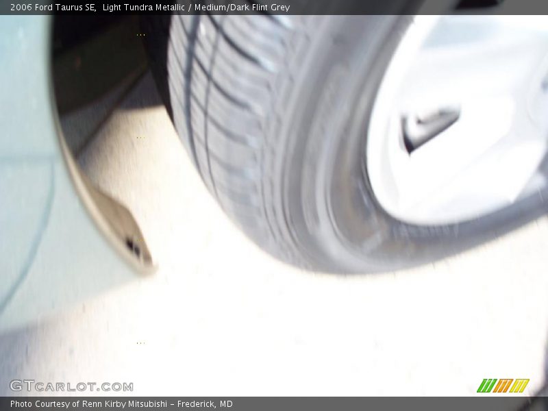 Light Tundra Metallic / Medium/Dark Flint Grey 2006 Ford Taurus SE