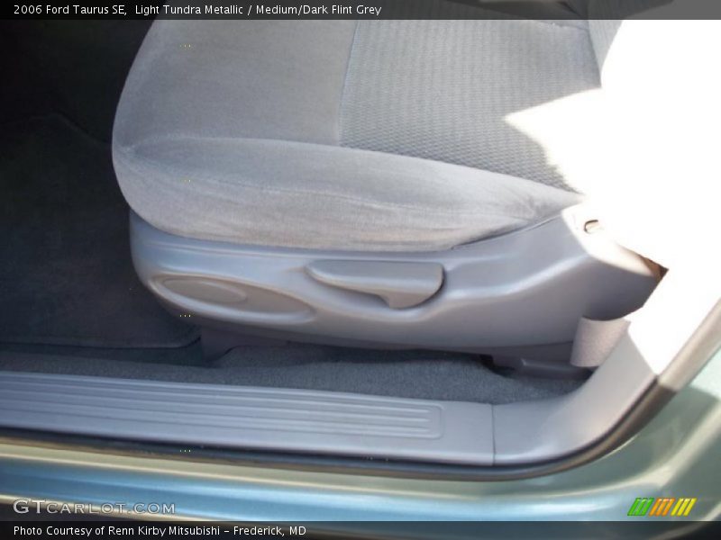 Light Tundra Metallic / Medium/Dark Flint Grey 2006 Ford Taurus SE