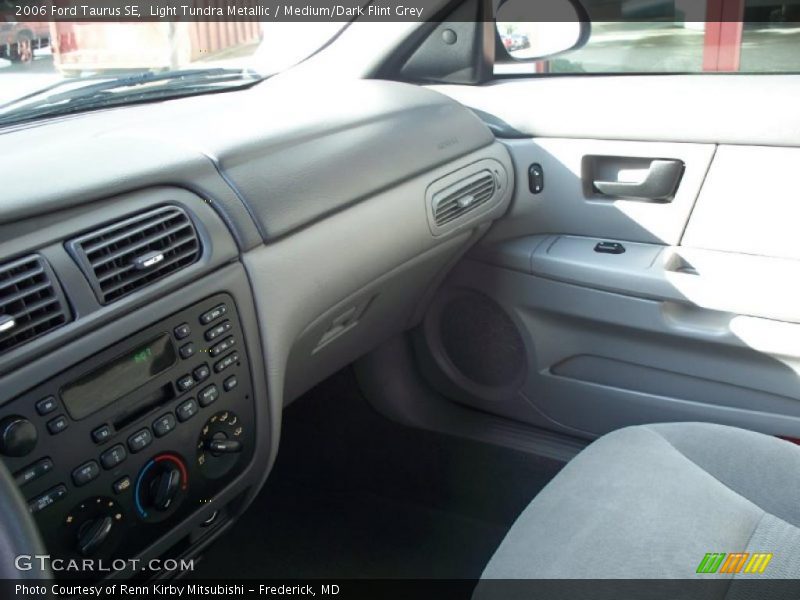 Light Tundra Metallic / Medium/Dark Flint Grey 2006 Ford Taurus SE