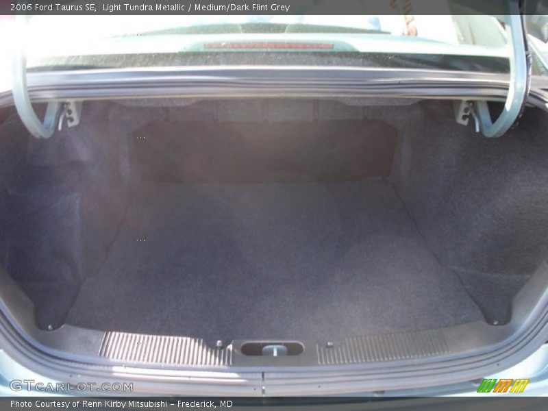 Light Tundra Metallic / Medium/Dark Flint Grey 2006 Ford Taurus SE