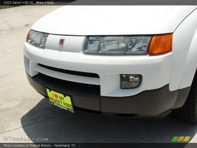 White / Gray 2003 Saturn VUE V6