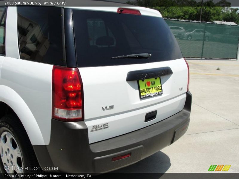White / Gray 2003 Saturn VUE V6