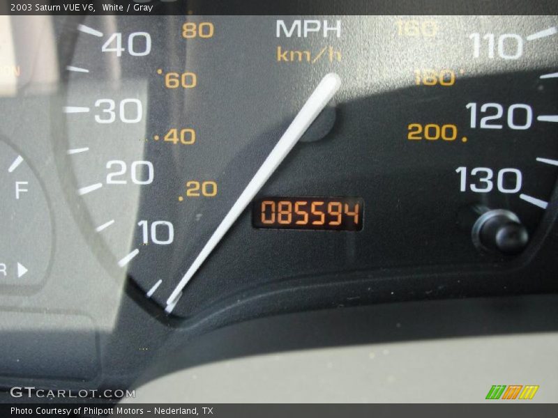 White / Gray 2003 Saturn VUE V6