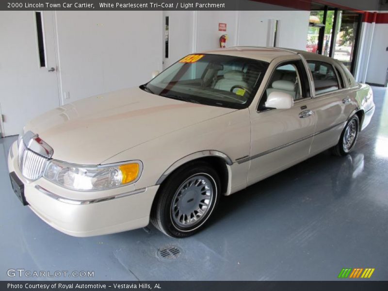 White Pearlescent Tri-Coat / Light Parchment 2000 Lincoln Town Car Cartier