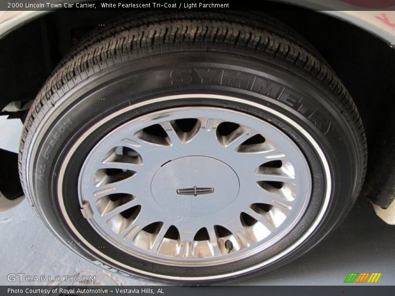 White Pearlescent Tri-Coat / Light Parchment 2000 Lincoln Town Car Cartier
