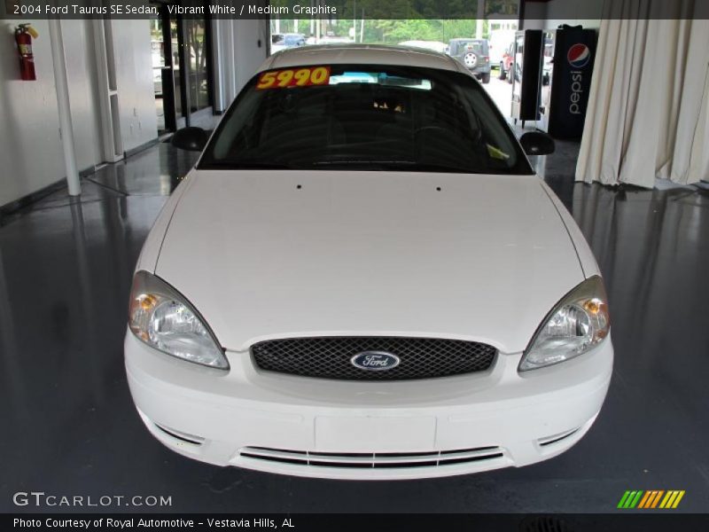Vibrant White / Medium Graphite 2004 Ford Taurus SE Sedan