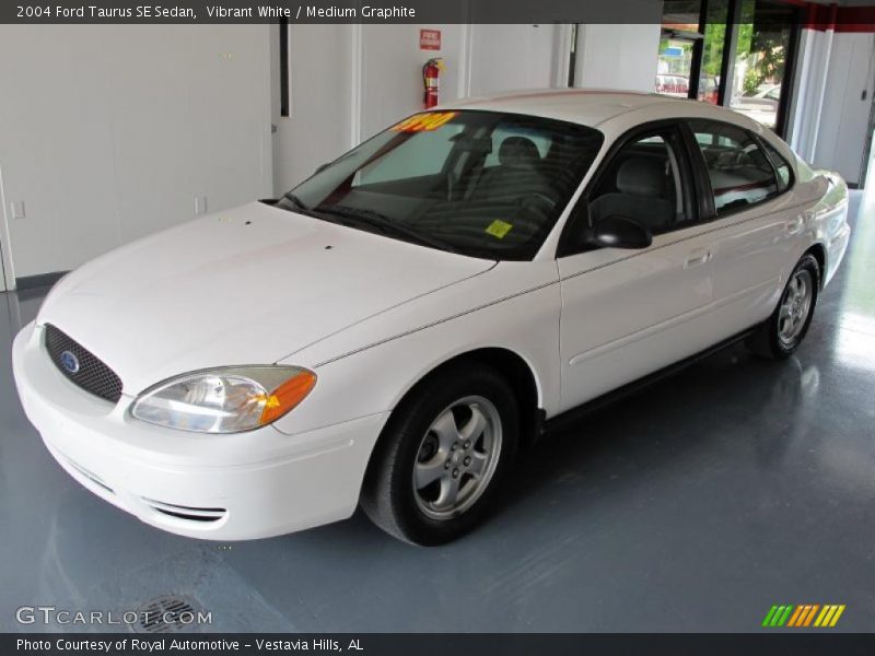 Vibrant White / Medium Graphite 2004 Ford Taurus SE Sedan