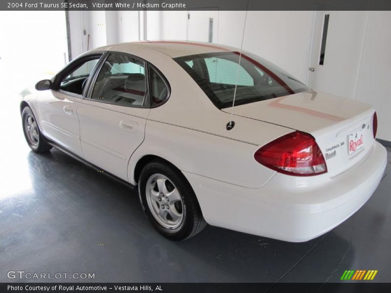 Vibrant White / Medium Graphite 2004 Ford Taurus SE Sedan