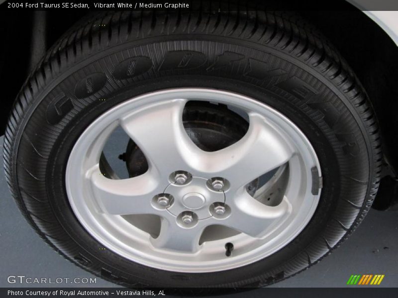 Vibrant White / Medium Graphite 2004 Ford Taurus SE Sedan