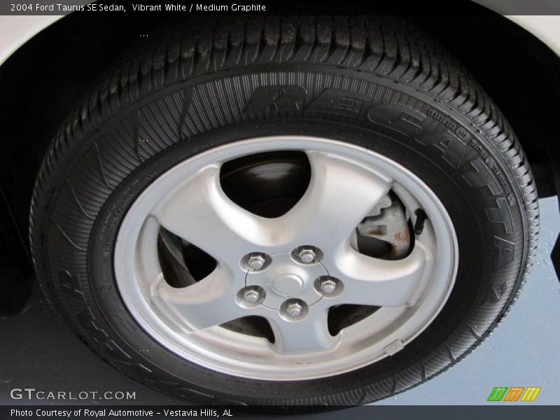 Vibrant White / Medium Graphite 2004 Ford Taurus SE Sedan