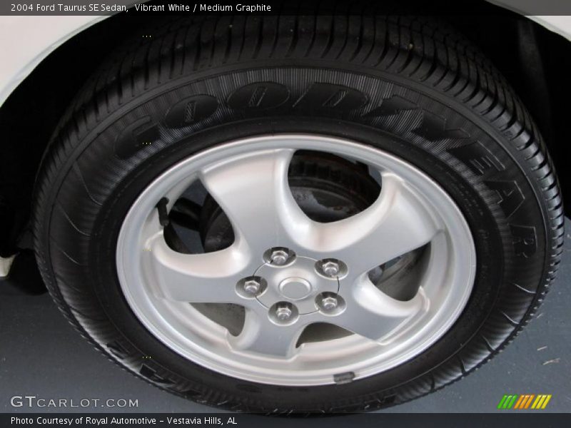 Vibrant White / Medium Graphite 2004 Ford Taurus SE Sedan