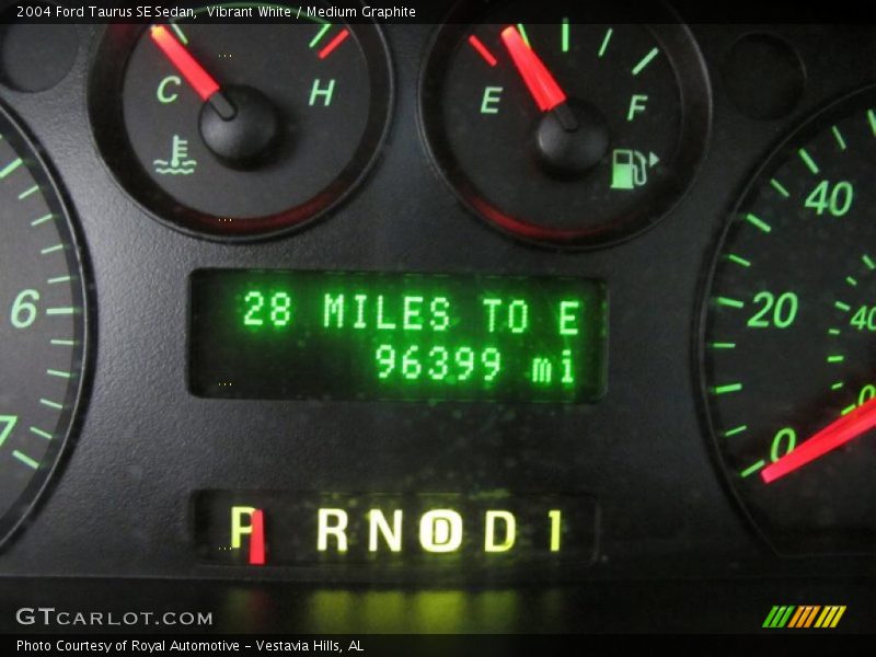 Vibrant White / Medium Graphite 2004 Ford Taurus SE Sedan