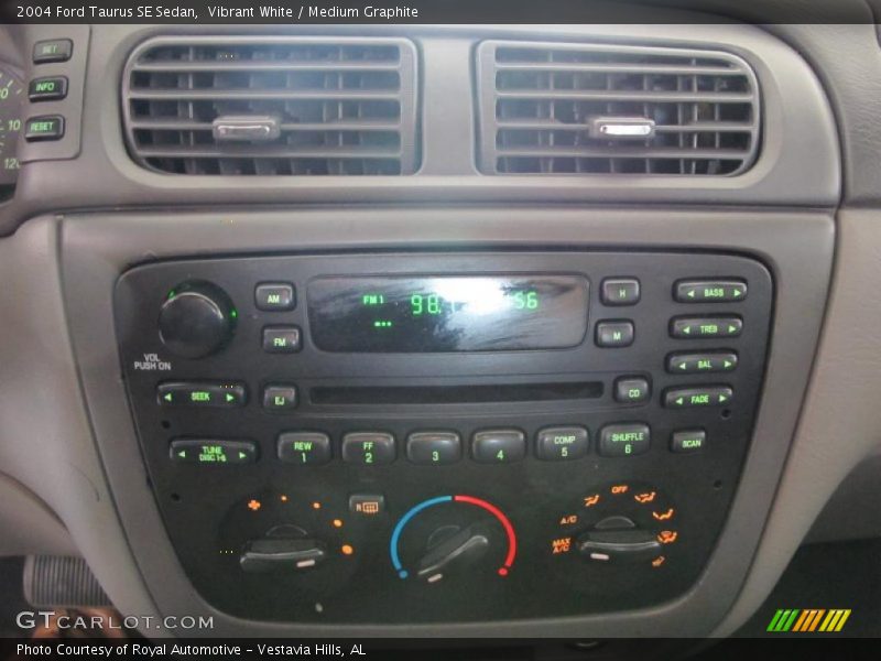 Vibrant White / Medium Graphite 2004 Ford Taurus SE Sedan