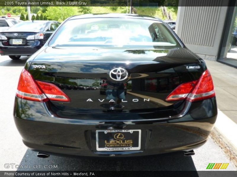 Black / Light Gray 2005 Toyota Avalon Limited