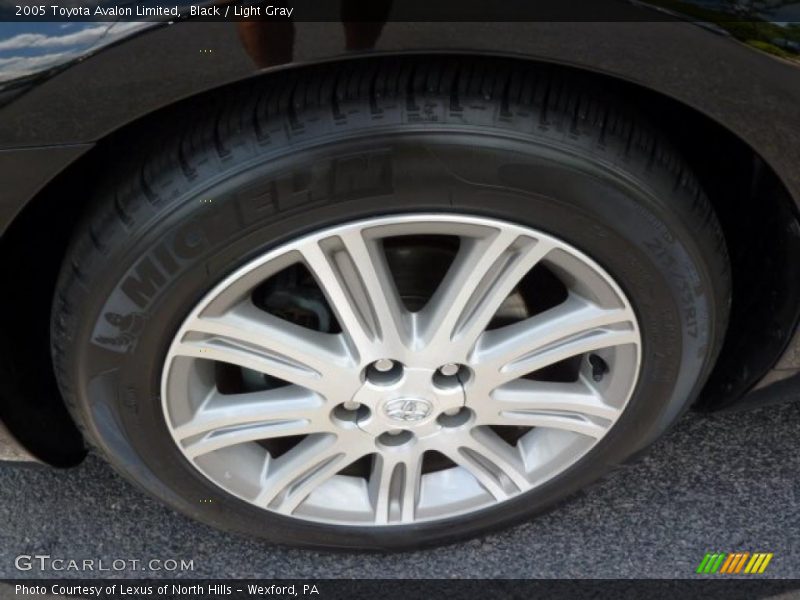 Black / Light Gray 2005 Toyota Avalon Limited