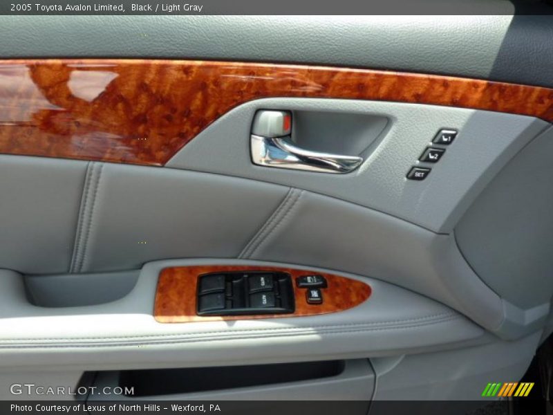 Black / Light Gray 2005 Toyota Avalon Limited