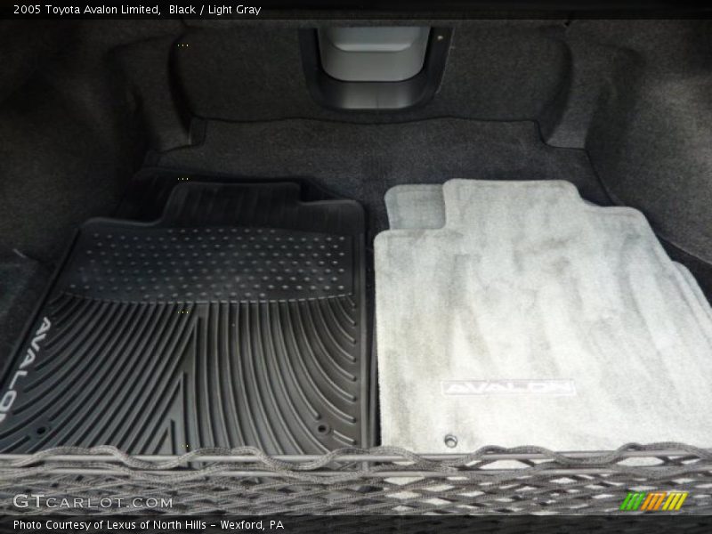 Black / Light Gray 2005 Toyota Avalon Limited
