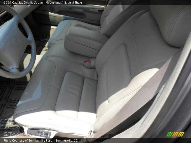 Moonstone / Neutral Shale 1999 Cadillac DeVille Sedan