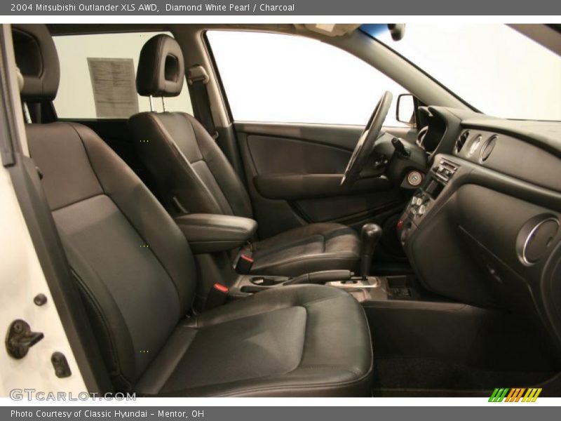 Diamond White Pearl / Charcoal 2004 Mitsubishi Outlander XLS AWD