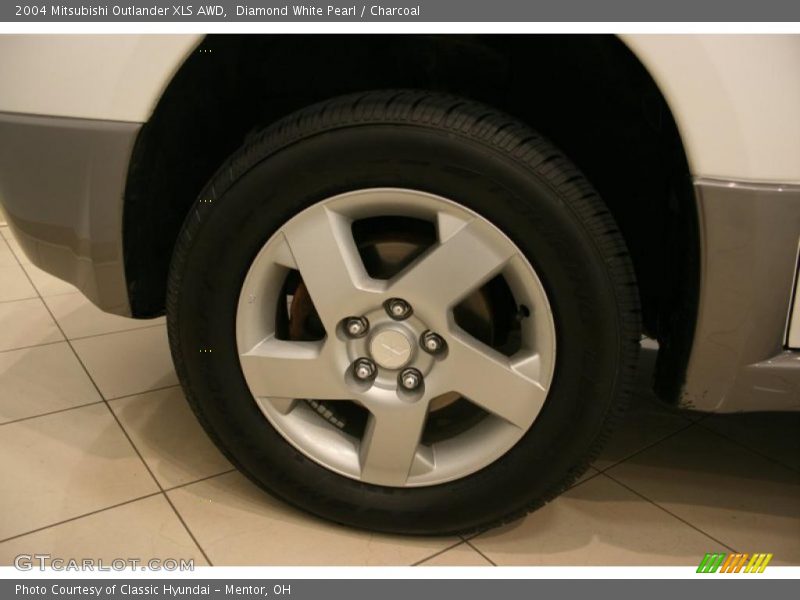 Diamond White Pearl / Charcoal 2004 Mitsubishi Outlander XLS AWD