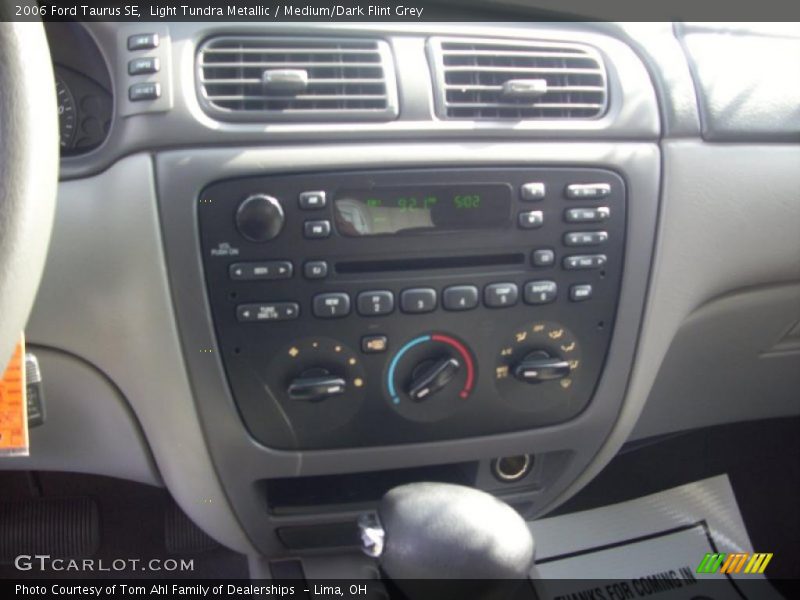 Light Tundra Metallic / Medium/Dark Flint Grey 2006 Ford Taurus SE