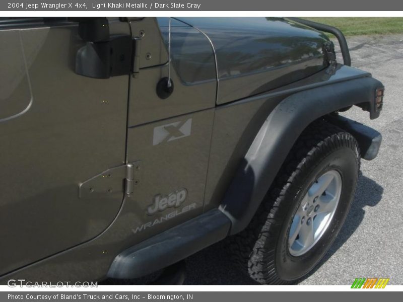 Light Khaki Metallic / Dark Slate Gray 2004 Jeep Wrangler X 4x4