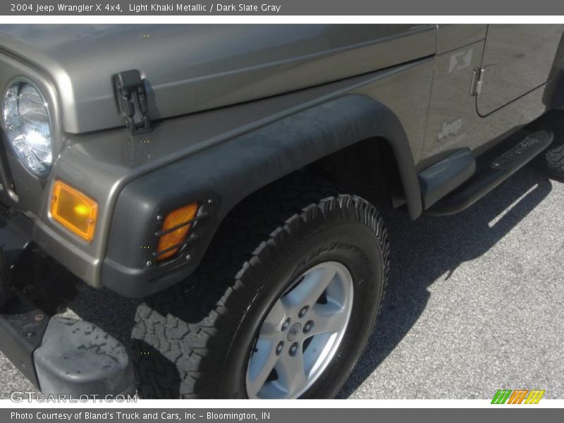 Light Khaki Metallic / Dark Slate Gray 2004 Jeep Wrangler X 4x4