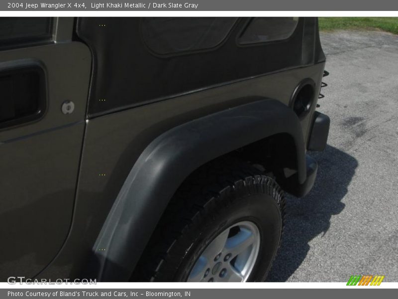 Light Khaki Metallic / Dark Slate Gray 2004 Jeep Wrangler X 4x4