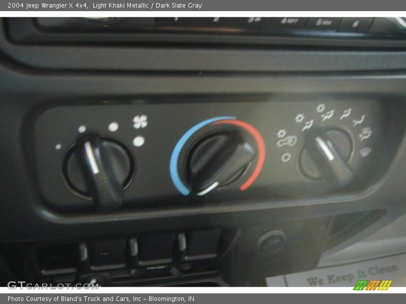 Light Khaki Metallic / Dark Slate Gray 2004 Jeep Wrangler X 4x4