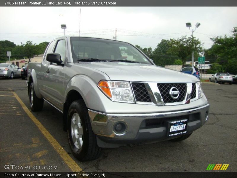 Radiant Silver / Charcoal 2006 Nissan Frontier SE King Cab 4x4