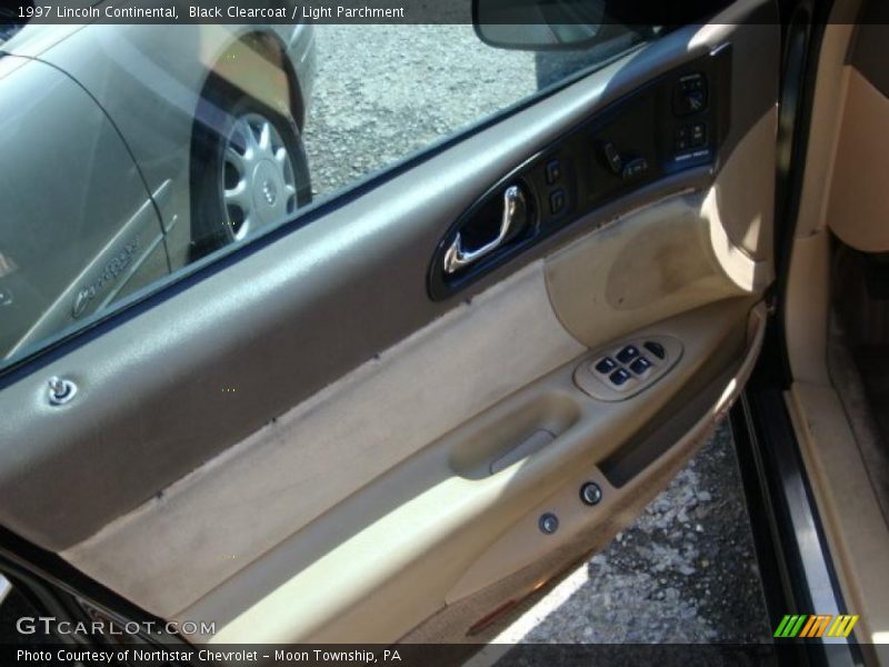 Black Clearcoat / Light Parchment 1997 Lincoln Continental