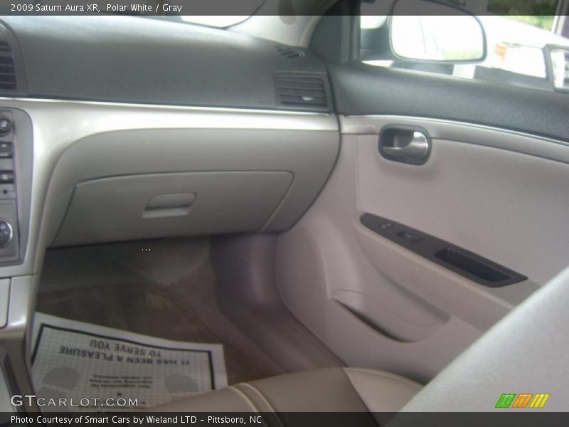 Polar White / Gray 2009 Saturn Aura XR