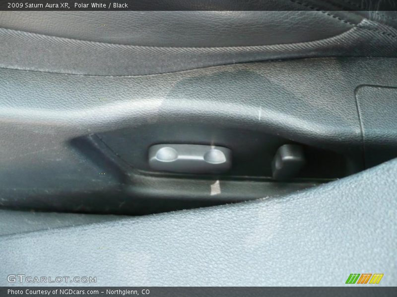 Polar White / Black 2009 Saturn Aura XR
