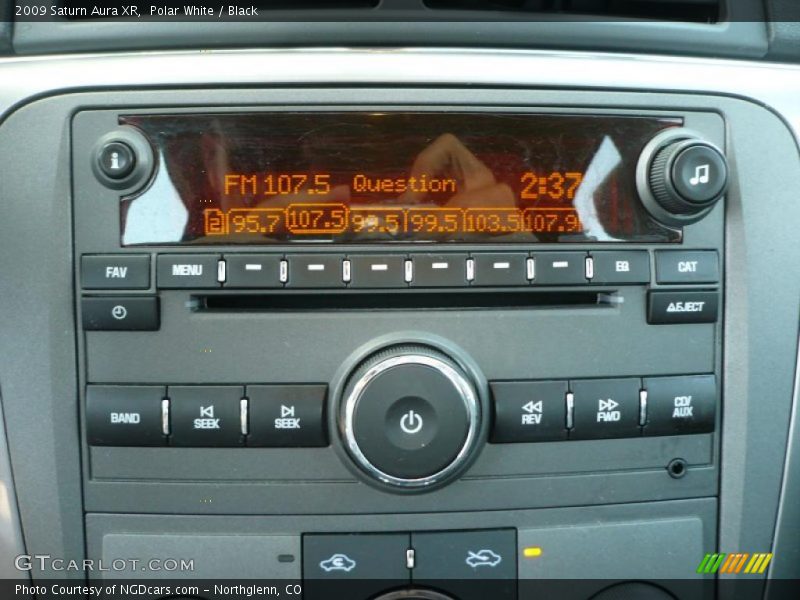 Polar White / Black 2009 Saturn Aura XR