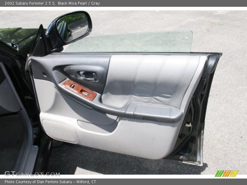 Black Mica Pearl / Gray 2002 Subaru Forester 2.5 S