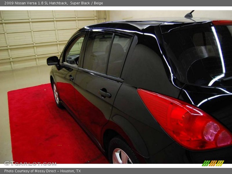 Super Black / Beige 2009 Nissan Versa 1.8 SL Hatchback