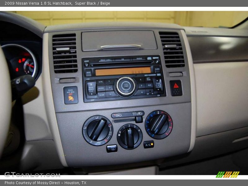 Super Black / Beige 2009 Nissan Versa 1.8 SL Hatchback