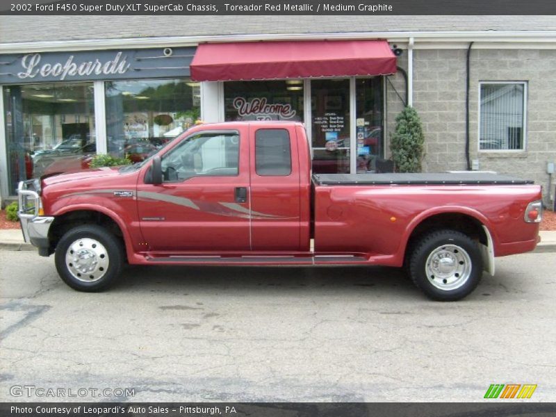 Toreador Red Metallic / Medium Graphite 2002 Ford F450 Super Duty XLT SuperCab Chassis