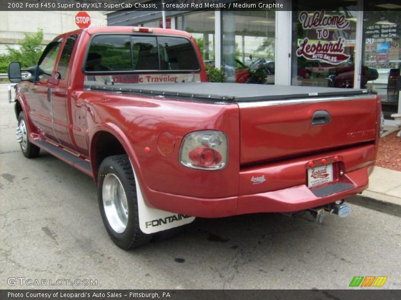 Toreador Red Metallic / Medium Graphite 2002 Ford F450 Super Duty XLT SuperCab Chassis