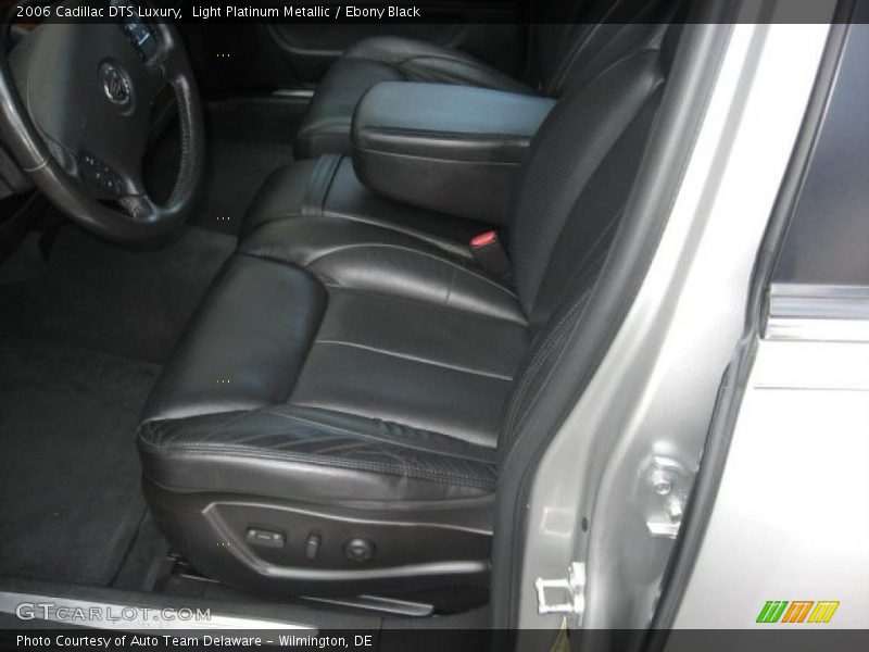 Light Platinum Metallic / Ebony Black 2006 Cadillac DTS Luxury