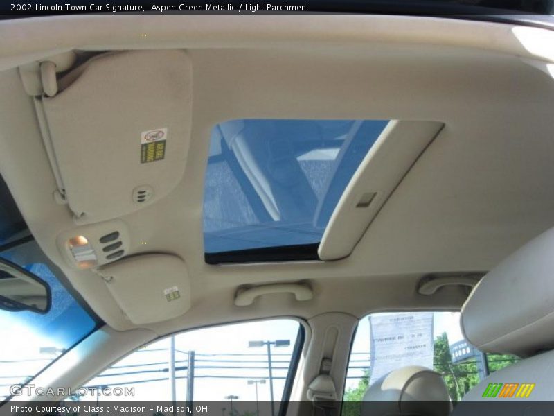 Aspen Green Metallic / Light Parchment 2002 Lincoln Town Car Signature