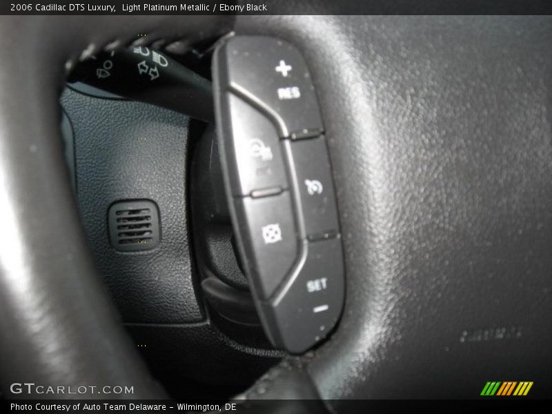 Light Platinum Metallic / Ebony Black 2006 Cadillac DTS Luxury