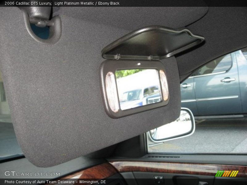 Light Platinum Metallic / Ebony Black 2006 Cadillac DTS Luxury