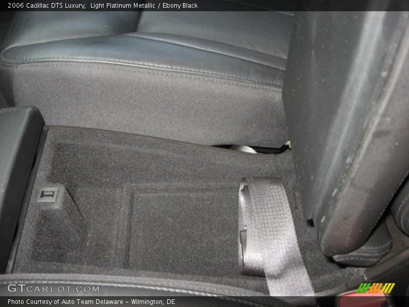 Light Platinum Metallic / Ebony Black 2006 Cadillac DTS Luxury